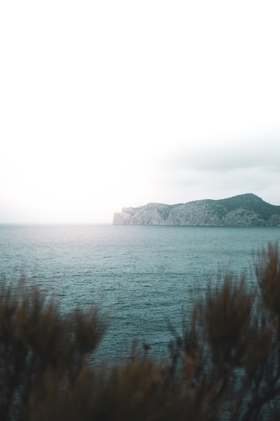 岩石地层旁清澈的蓝海